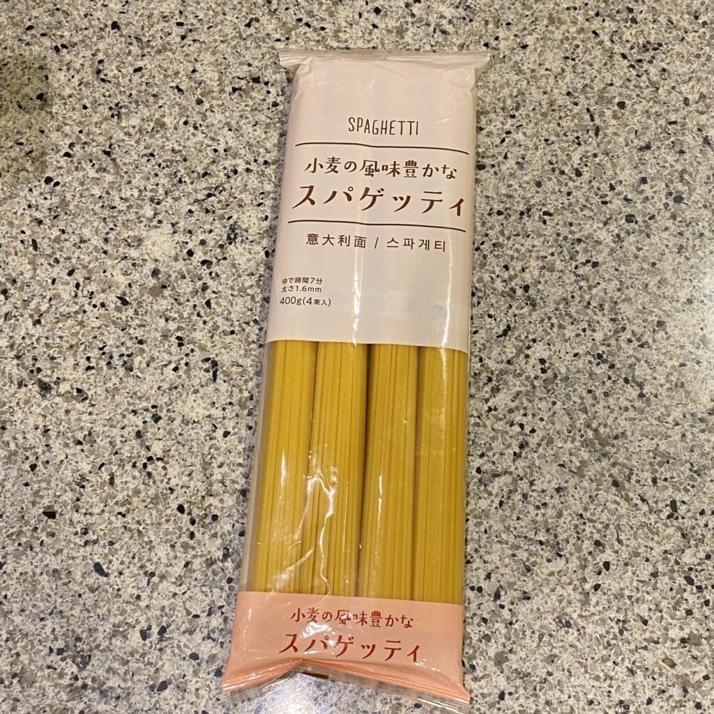 LAWSONの常温の食品コーナーでみつけた【小麦の風味豊かなスパゲッティ】を買ってみました。 最近セブンイレブンのプライベートブランドのパスタの乾麺を食べたばか