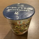 セブンイレブンで見つけた「魚介とんこつスープ」。カップラーメンのような見た目ですが、麺はなく、スープだけを楽しめるというちょっと珍しい一品です！ パッケージには