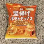 セブンイレブンのお菓子コーナーでみつけた【７プレミアム　堅揚げポテト　薫るうまみチーズ味】を買ってみました。 セブンイレブンのお菓子コーナーで『新商品』のポップ