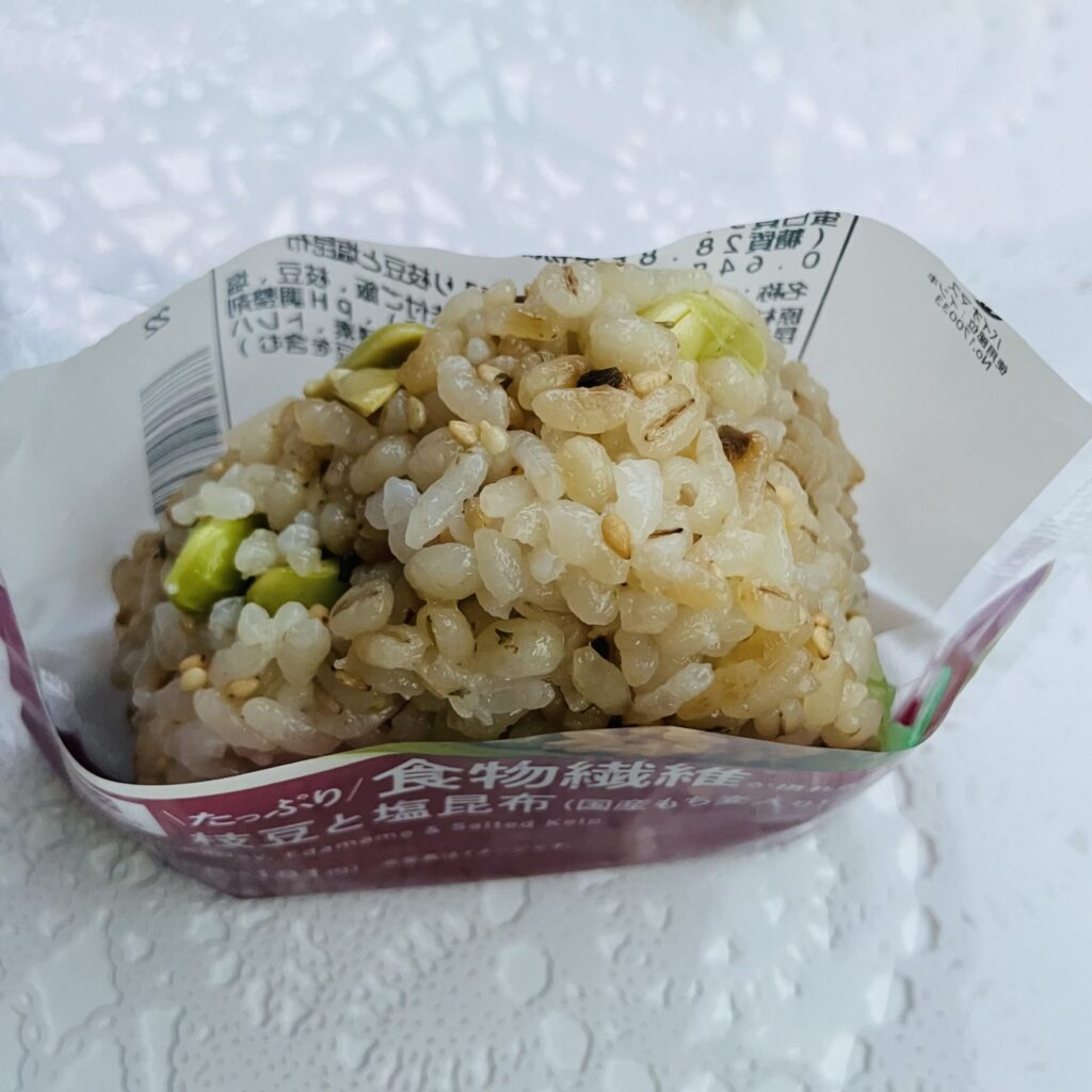 コンビニ ローソン たっぷり食物繊維が摂れる枝豆と塩昆布おにぎり(国産もち麦入り)