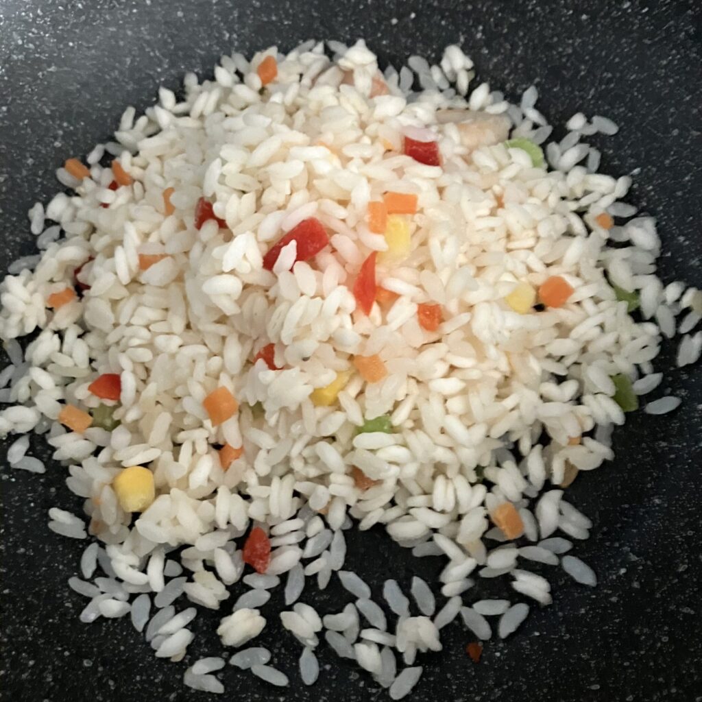 コンビニ ファミリーマート 海老の旨み！！えびピラフ