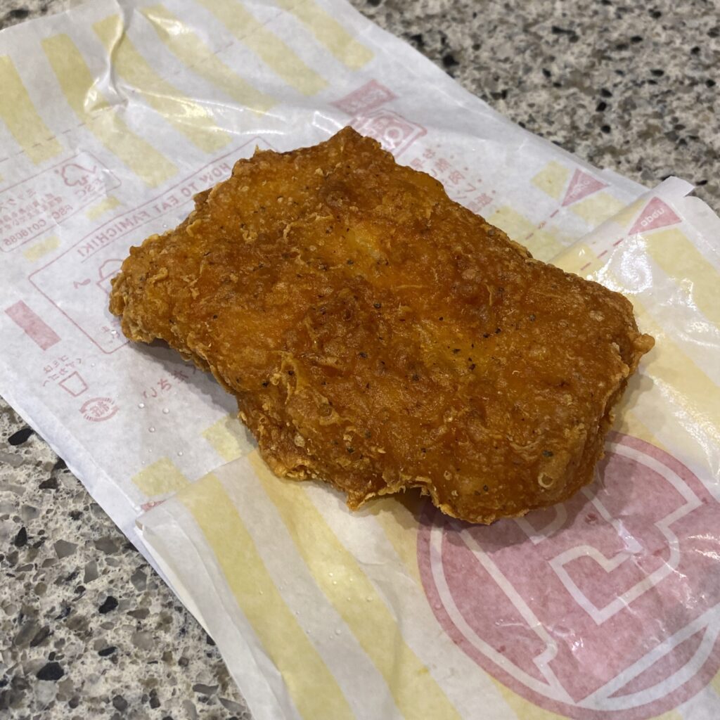 ファミリーマートのホットスナックコーナーでみつけた【スパイシーチキン】を買ってみました。 普段はコンビニのホットスナックのチキンはほとんど買わないのですが、この