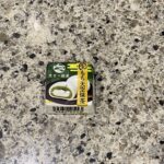 セブンイレブンのお菓子コーナーで見つけた【チロルチョコ〈生もち天空抹茶〉】を買ってみました。 こちらは以前ファミリーマートでも購入したことがあったのですが、セブ