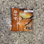 セブンイレブンの冷蔵コーナーでみつけた【7プレミアム　ラーメンスープ 味噌 1人前】を買ってみました。 最近セブンプレミアムのこちらのラーメンスープの素シリーズ