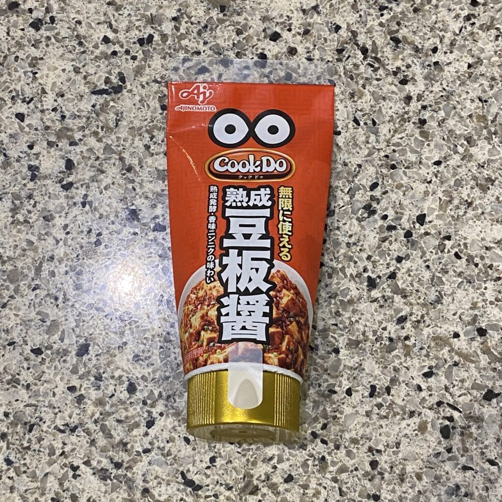 セブンイレブンの調味料コーナーでみつけた【「Cook Do®」（中華・韓国醤調味料）　熟成 豆板醤】を買ってみました。 先日同じものを購入したのですが、このパッ