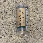 セブンイレブンのおにぎりコーナーでみつけた【シーフードサラダ巻】を買ってみました。 セブンイレブンの納豆巻きなどの巻き寿司が好きで良く買うのですが、今回初めてシ