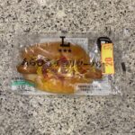 LAWSONのパンコーナーでみつけた【あらびきチョリソーパン】を買ってみました。 LAWSONは家の近くにはないのでなかなか行く機会がないのですが、今回出先で見