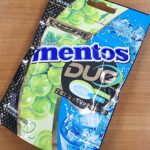 ファミリーマートで売ってる大人向けプレミアムなメントスは、ワインでも使われるシャルドネを使用した、リッチな味わいに仕上がってます。 今回レビューするのは、メント