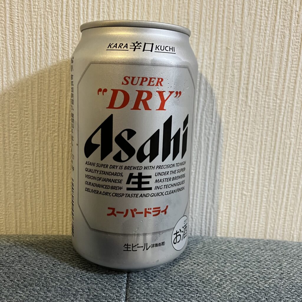 セブンイレブンで購入したアサヒスーパードライは、やはりそのキレのあるのどごしが魅力の一本です！ 冷蔵庫でしっかり冷やしてから缶を開けると、炭酸の細やかな泡が立ち