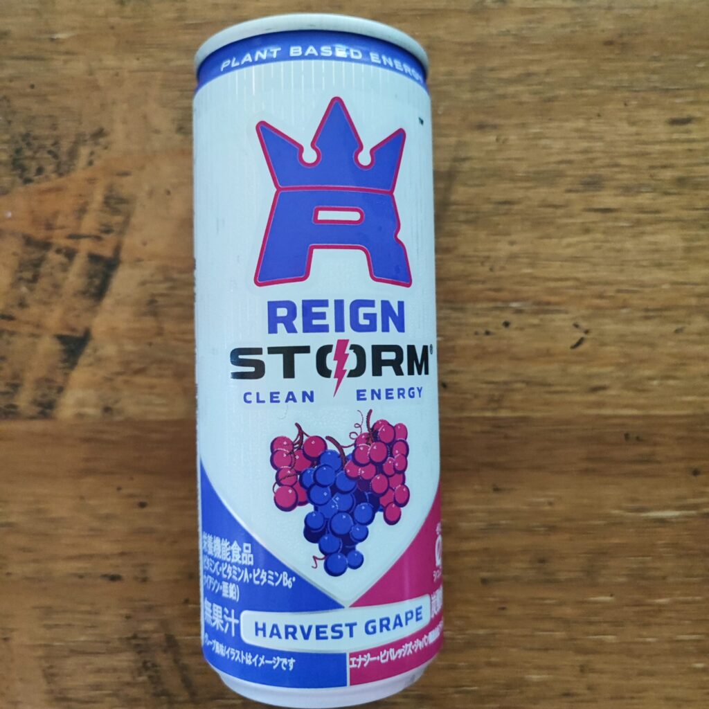 アメリカのZ世代中心に好評なウェルネス系エナジードリンク「レインストーム」日本初上陸しました！セブンイレブンで見つけたので、試しにハーベストグレープ味を買ってみ