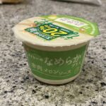 セブンイレブンのスイーツコーナーでみつけた【メイトーのなめらかプリン赤肉メロンソース】をリピートで買ってみました。 先日買ってみてメロン味好きにはたまらない美味
