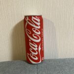 セブンイレブンで久々に出会えた500mlロング缶の「コカ・コーラ」。鮮やかな赤い缶を手に取ると、なんとも言えないワクワク感が込み上げます！ 最近は自販機で見かけ