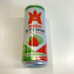 セブンイレブンで買った「REIGN STORM グアバストロベリー」。エナジードリンクというと刺激の強い味をイメージしますが、これは見た目の爽やかなデザイン通り