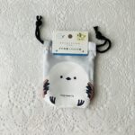 セリアで、またまた可愛すぎるシマエナガグッズを見つけてしまいました！たまたま寄った時に目に入った【プチ巾着シマエナガ】があまりに可愛くて、持ち帰ってと言わんばか