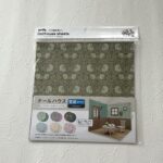 セリアで私の好きなウィリアム・モリスのデザイン柄の【ドールハウス壁紙シートマスターピースコレクション/WM/無地ピンク・小花】があったので、思わず買ってしまいま