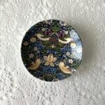 撮影用のお皿を探していてセリアの食器コーナーを覗いていたら、ウィリアム・モリスのデザイン柄の【豆皿（絵柄/WM）】を発見！文房具以外にも、ウィリアム・モリスのシ