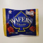 ワッツで不二家の「ショコラウェファース」を買ったのでレビュー。なんと２個で１００円だったよ。お買い得だね。味もバッチリおいしいよ。 ワッツっていうのは、ちょっと
