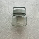セリアで珍しい色と形の保存瓶だなと【ガラスボトルハンドルキャップ八角グレー】を購入してみました。日本製という記載もあったので安心して買えました。 保存瓶の蓋がグ
