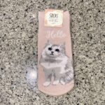 キャンドゥの衣類、靴下コーナーで見つけた【婦人靴下 ショート丈 リアル猫柄】を買ってみました。 いつも100円ショップに行くたびに猫デザインの靴下をつい探してし