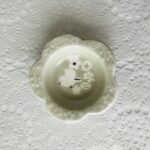 セリアの食器コーナーで撮影用のお皿を探していて見つけた【ミニプレートのんびりシマエナガ/グレー】が、あまりに可愛いくて一目惚れして買っちゃいました。セリアだとこ