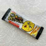 ダイソーのお菓子売り場のよりどり4個108円（税込）商品棚は、定期的にチェックするのがおすすめ！【超すっぱいレモンバーガム（よりどり4個1００円／税込み１０８円