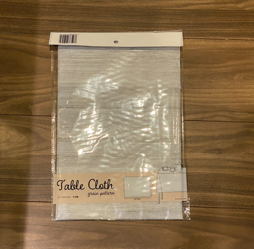キャンドゥのキッチン用品・テーブルウェアコーナーでみつけた【テーブルクロス 木目調】を買ってみました。 インスタの撮影用に、自宅のテーブルのデザインを変えるため