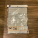 キャンドゥのキッチン用品・テーブルウェアコーナーでみつけた【テーブルクロス 木目調】を買ってみました。 インスタの撮影用に、自宅のテーブルのデザインを変えるため