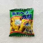 ダイソーのお菓子売り場で、よりどり3個108円（税込）の棚をチェック。【キャベツ太郎（よりどり3個1００円／税込み１０８円）】があったので、懐かしくなって購入し
