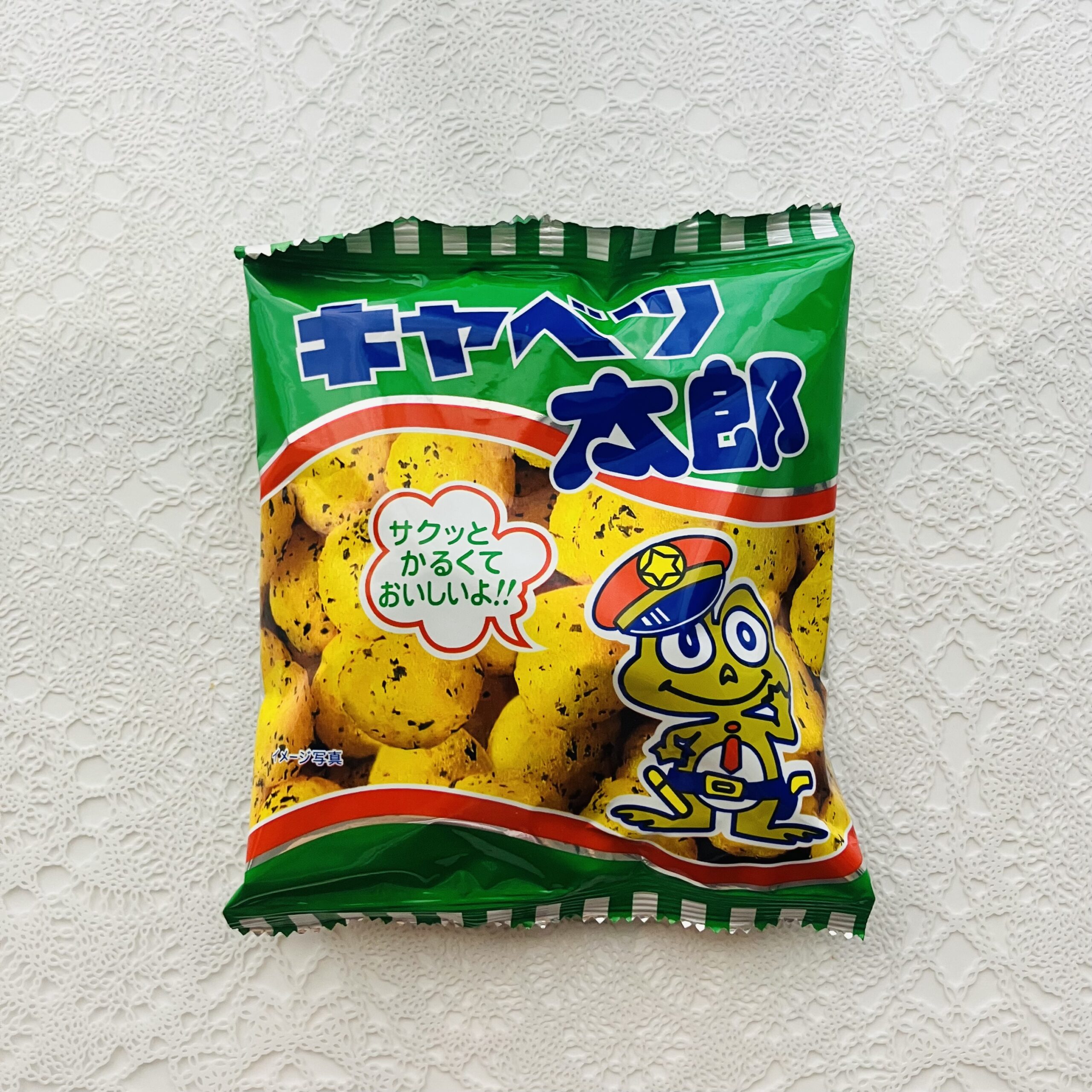 ダイソーのお菓子売り場で、よりどり3個108円（税込）の棚をチェック