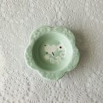 シマエナガ好きなら欲しくなってしまうであろう商品、【ミニプレートのんびりシマエナガ/グリーン】が目に付いてしまったので、一目惚れで買ってしまいました。 最初見つ