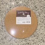 キャンドゥのキッチングッズコーナーで見つけた【コルク鍋敷き】を買ってみました。 普段使用している鍋敷きは木製のものなので、できれば似たような木製のものが欲しかっ