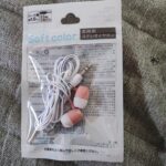 セリアで見つけた「密閉型ソフトカラーステレオイヤホン1m」を買ってみました。イヤフォンは、スマートフォンで動画を見るのにいつも使用するので、必須商品になっていま