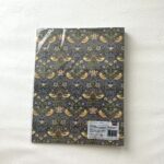 セリアの文房具コーナーで思いがけずウィリアム・モリスシリーズの商品の【Ａ４ポケット式ファイル３２ｐマスターピースコレクション/WM】が棚に並んでいたので、即買い