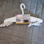 ダイソーで衣類の乾燥によさそうなハンガーを見つけたので買ってみました。「スライド回転ハンガー（ピンチ６個付）」 そろそろ秋冬の準備を始めようかな？と思っていると