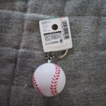 野球好きな息子にいいなと思い、野球ボールのキーリングを買ってきました。ちょうど、息子が自宅のカギのキーリングを替えたがっていたのでちょうどいいなと購入しました。