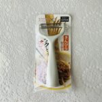 セリアの立つキッチングッズシリーズに、【きんぴらピーラー】を見つけたので買ってみました。 こちらは、きんぴらピーラーというネーミングそのままですが、きんぴらを作