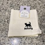 キャンドゥの衣類、ハンカチコーナーで見つけた【表ガーゼ裏パイル タオルハンカチ 刺繍付き ネコ柄】を買ってみました。 もともとはハンカチよりも使い捨てのできるウ