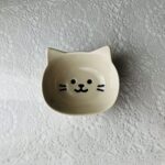 撮影用の小鉢が欲しいとセリアに行って思わず買ってしまったのが、【ボウルおうちアニマル１０．５ｃｍ】の猫型の器。これは買いでしょ。 愛らしい顔のネコちゃんに見つめ