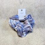 キャンドゥのヘアアクセサリーコーナーでみつけた【チェック柄 BIG シュシュ】を買ってみました。 秋にぴったりのチェック柄のデザインで、サイズも大ぶりでボリュー