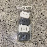 キャンドゥの衛生グッズコーナーでみつけた【抗菌 歯ブラシキャップ ねこ モノトーン 4P】を買ってみました。 最近外食が多いため、歯ブラシを持ち歩く機会が増えた