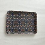 セリアのウィリアム・モリスデザイン商品は、実は文房具グッズだけじゃないんですよ！そのことを最近知って、キッチン用品コーナーを覗いていたら【トレーＬマスターピース