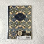 10月始まりのスケジュール帳が出てきましたね。セリアで人気のウィリアム・モリスデザイン柄の【A5ダイアリーマスターピースコレクション/WM】が販売されていたので