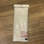 キャンドゥのキッチン用品・テーブルウェアコーナーでみつけた【レース風食器棚シート】を買ってみました。 テーブルクロスがほしくて探しに行ったところ、テーブルクロス