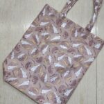 セリアで売ってる折り畳みショッピングバックは、困った時に何かと使えるコンパクトで、見られても可愛いイラストだから、普段使いできる。 今回レビューするのは、セリア