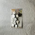 セリアには、ハンドメイドに使える材料がびっくりするほどたくさんありますよね！可愛い布でクルミボタンを作るために【くるみボタンキット25mm10組】を買ってみまし