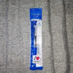 セリアで、ゼブラ「サラサクリップ　ジェルボールペン（赤）」を購入したので、ついでに青色も補充しました。 ところで、サラサっていつ販売されたかわかりますか？200