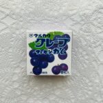 懐かしーい！と、ダイソーのよりどり4個100円コーナーで手にした【フーセンガムグレープ（よりどり4個1００円／税込み１０８円）】 オレンジ味と同じく、子どもの頃