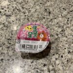 DAISOのお菓子コーナーでみつけた【夜空の星】を買ってみました。 こちらは、小さめのカップ型の容器に入った『こんぺいとう』です。 子どもの頃におばあちゃんにも