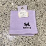 キャンドゥの衣類・ハンカチコーナーで見つけた【表ガーゼ裏パイル タオルハンカチ 刺繍付き ネコ柄】を買ってみました。 今回購入した猫柄の刺繍付きのタオル、ハンカ