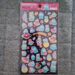 めちゃくちゃかわいい！ダイソーでサンリオのキャラクター「ハンギョドンの箔押しシール」を見つけたので、即買いしました。 当面は、かわいすぎて使えないけれど、コレク